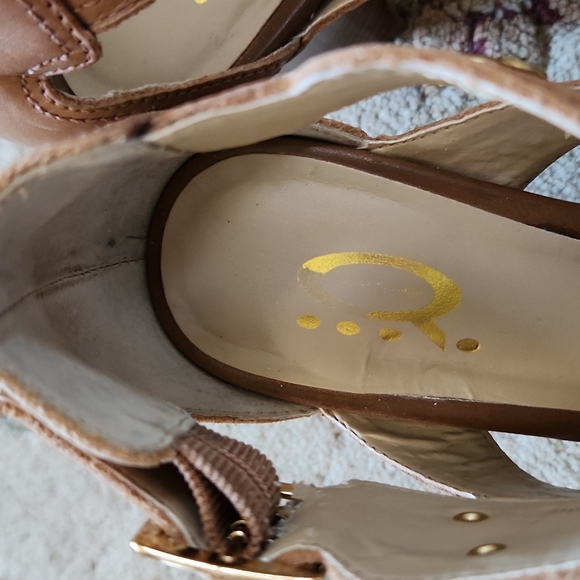 🎊HP🎊 Denver Hayes Wedge Style Heels Tan 7 - Picture 3 of 10